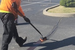 Asphalt crack filling